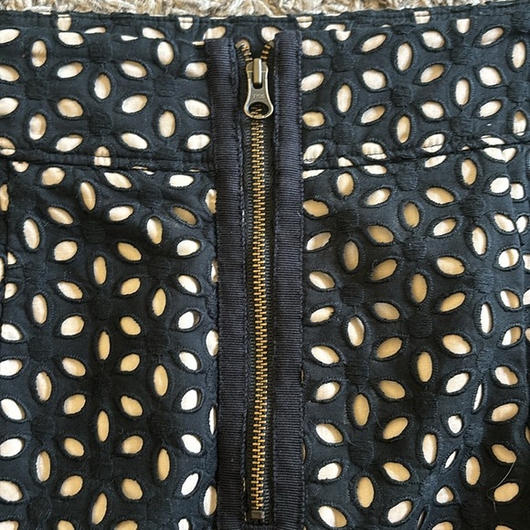 LOFT Floral Cotton Eyelet Pencil
Skirt From Size 10 - Picture 9 of 11